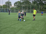 Laatste training S.K.N.W.K. JO10-1 (partijtje tegen de ouders) van woensdag 22 mei 2024 (101/133)